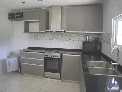 Casa 4 ambientes con 2 baños
