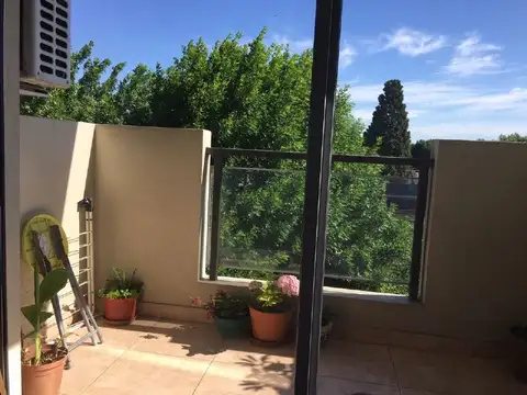 OPORTUNIDAD - DEPARTAMENTO DE 3 AMBIENTES CON COCHERA Y TERRAZA PROPIA