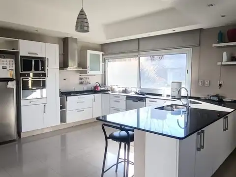 Casa 5 ambientes con 2 baños