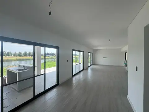 Casa en Venta con 3 cocheras