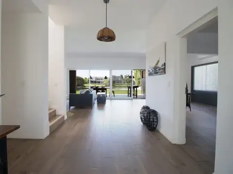 Casa en Venta con 3 cocheras