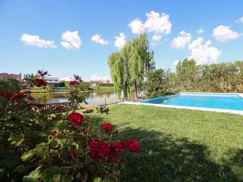 VENTA CASA 6 AMB A LAGUNA EN BARRIO SAN FRANCISCO
