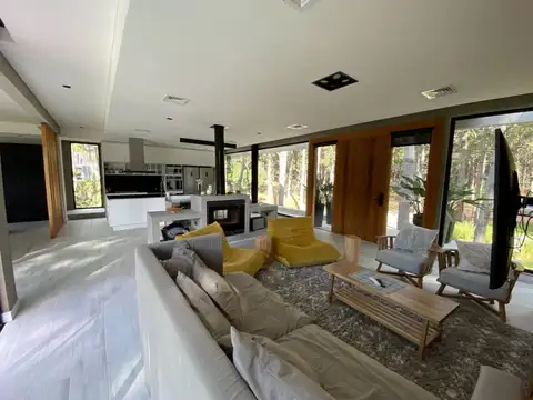 Casa en Venta con 2 cocheras