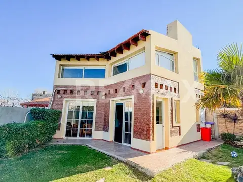Casa 5 ambientes con 2 baños