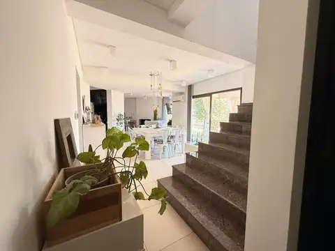 Casa 7 ambientes con 4 baños