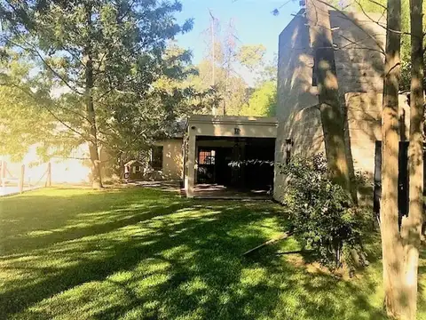 Casa en Alquiler con 2 cocheras