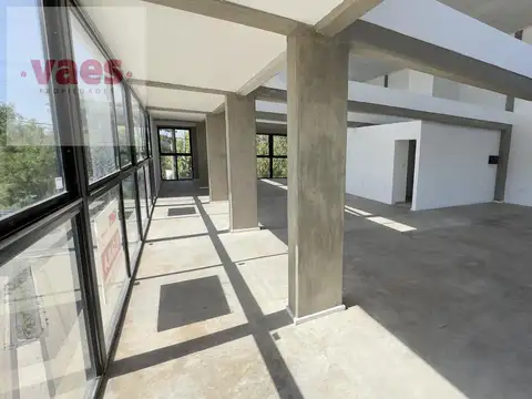 ALQUILER – Oficina de 224 m² con cocheras en esquina estratégica de Valle Escondido
