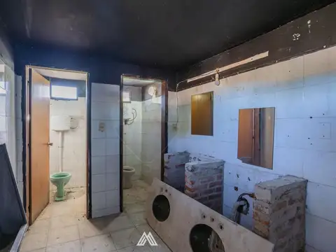 Casa 8 ambientes con 4 baños