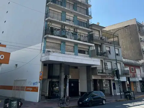 Martínez Departamento 4 ambientes con dependencia, balcón corrido y cochera. Vista Panorámica. Impecable estado