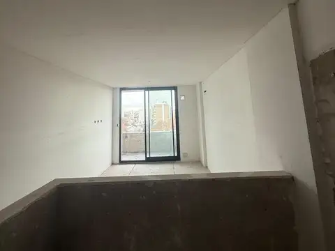 Amplio departamento de 2 dormitorios con vista despejada a Plaza Buratovich