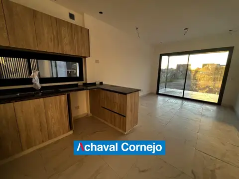 Casa en Alquiler con 2 cocheras