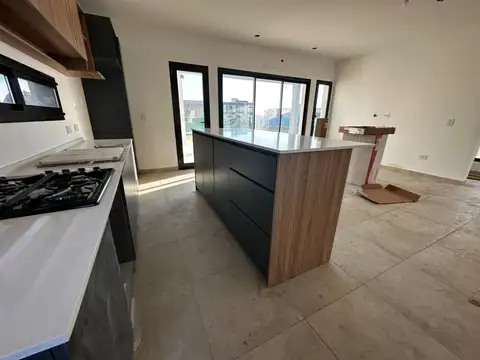 Casa 4 ambientes con 4 baños