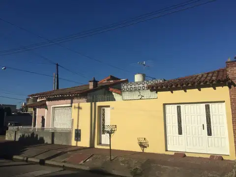 Casa de 3 ambientes con cochera