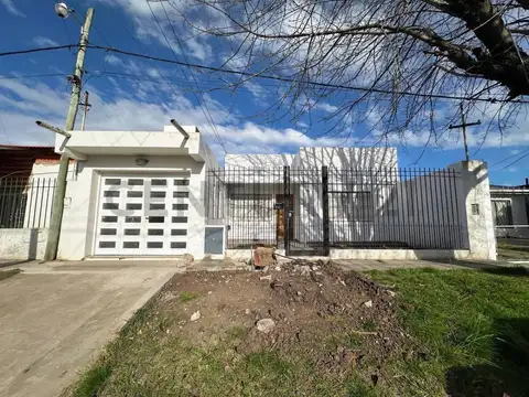 CASA EN ALQUILER DE 2 DORMITORIOS, COCHERA, PATIO Y QUINCHO, 65 ENTRE 143 Y 144.