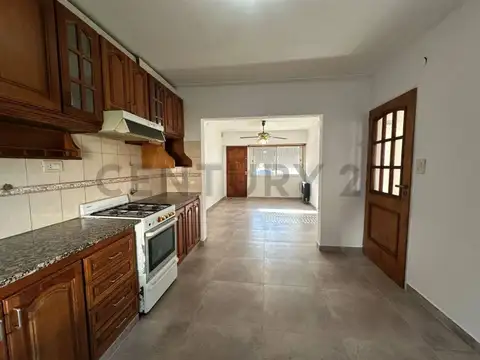 CASA EN ALQUILER DE 2 DORMITORIOS, COCHERA, PATIO Y QUINCHO, 65 ENTRE 143 Y 144.