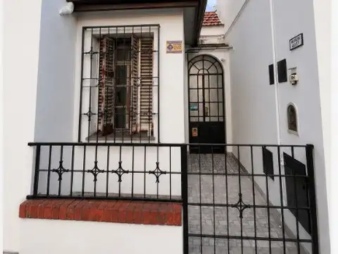 Tipo casa 5 ambientes contrafrente en 2 plantas, con patio, terraza y parrilla