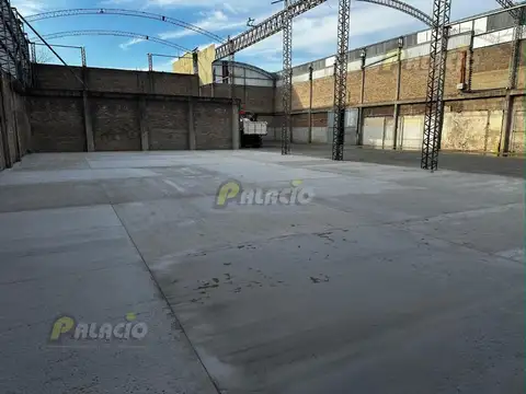 Amplio Galpón 2200 m2 cubiertos - Con oficinas y Trifásica