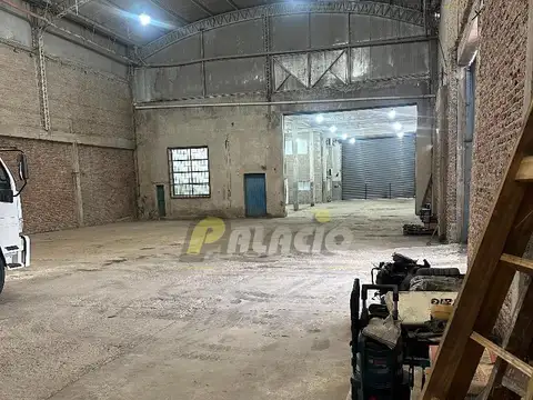 Amplio Galpón 2200 m2 - Con oficinas y Trifásica