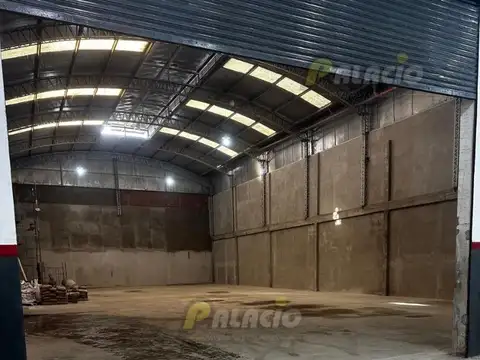 Amplio Galpón 2200 m2 cubiertos - Con oficinas y Trifásica
