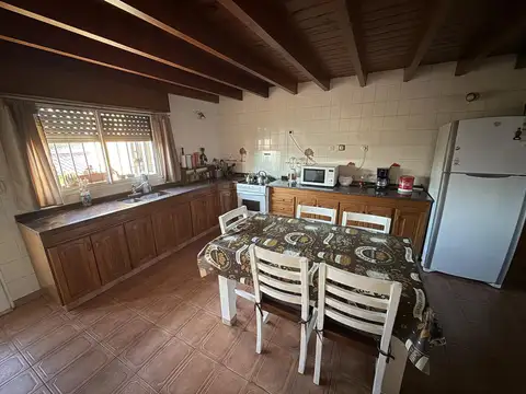 Casa con 5 domitorios con jardín, parrilla y cochera - Wilde