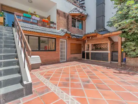 Venta Casa 9 ambientes en Parque Chacabuco con patio y terraza