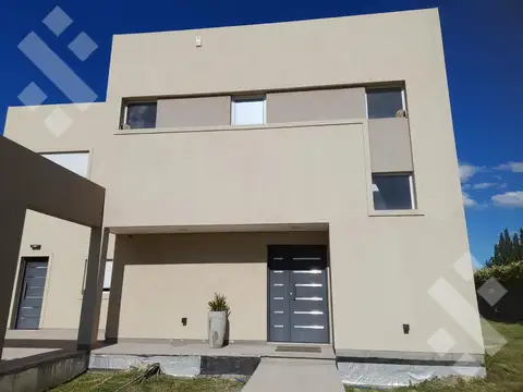 Casa 6 ambientes con 2 baños