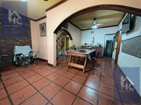 Casa en venta 4 ambientes en Luis Guillon con quincho y garage