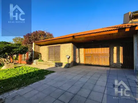 Casa en venta 4 ambientes en Luis Guillon con quincho y garage