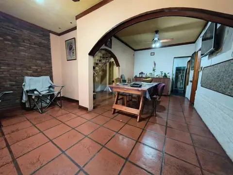 Casa en venta 4 ambientes en Luis Guillon con quincho y garage