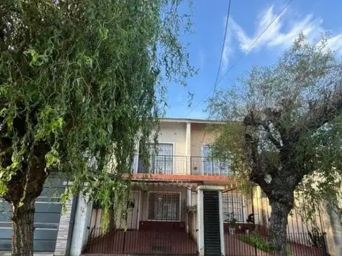 Triplex  con 2 dormitorios, mas playroom 3° dormitorio, mas patio y cochera.