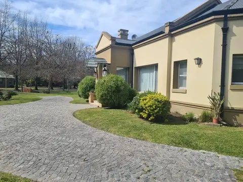 Chacras de Open Door casa en venta lote 3250 m2