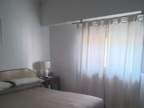 Casa en Alquiler con 2 cocheras