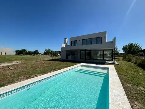 Casa en Venta a la laguna en Barrio El Naudir, Escobar