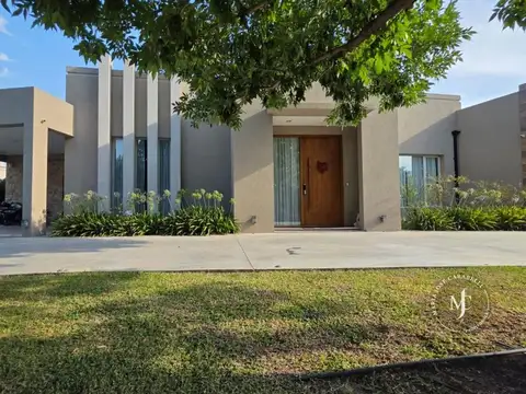 Venta de casa en Barrio Cerrado Terravista.