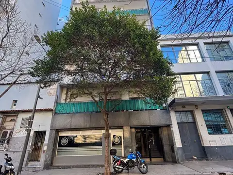 Tres ambientes con balcón, piso alto, luz y sol