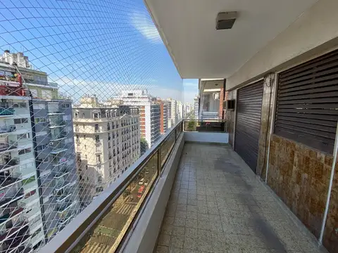 Departamento 4 ambientes con balcon y patio con parrila, piso alto en Caballito