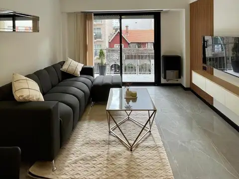 VENTA - Departamento 2 ambientes con balcón a la calle en zona Paseo Aldrey - Mar del Plata