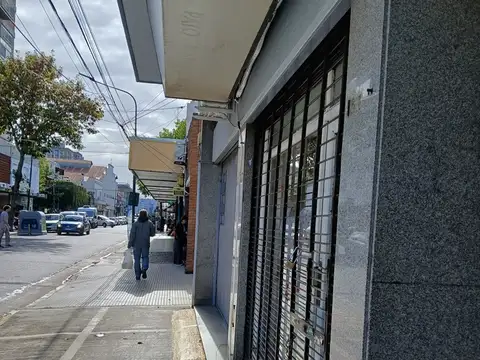 Local en Alquiler en Martinez, Hipólito Yrigoyen 100