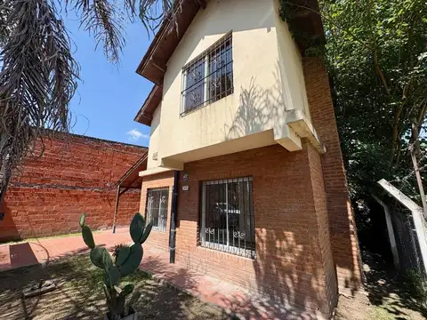 Venta casa 4 ambientes parque y pileta en Luján