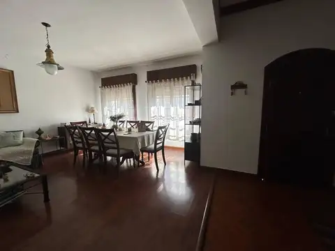 Casa 7 ambientes con 3 baños