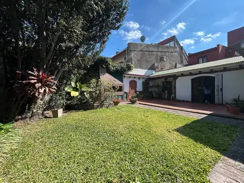 Venta - Casa al frente con cuatro dormitorios, cochera doble y jardín en Echesortu, Rosario
