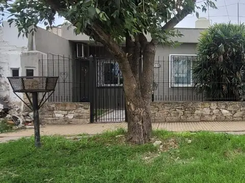 casa 4 amb 70mts sobre lote 200mtrs2 cochera/pileta/quincho.