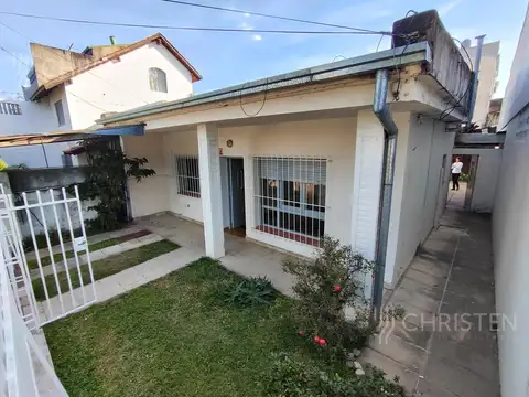 Casa en  venta en Barrio 7 Jefes. 3 dormitorios, patio e ingreso vehicular