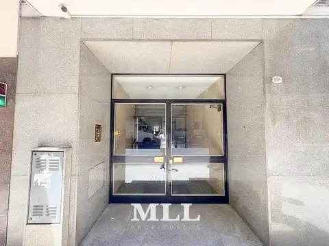 Juncal  y Suipacha. Semipiso alto muy luminoso. Cochera Fija.