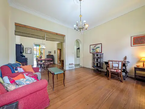 Venta Casa Dos Dormitorios Con Jardin y Pileta en Abasto