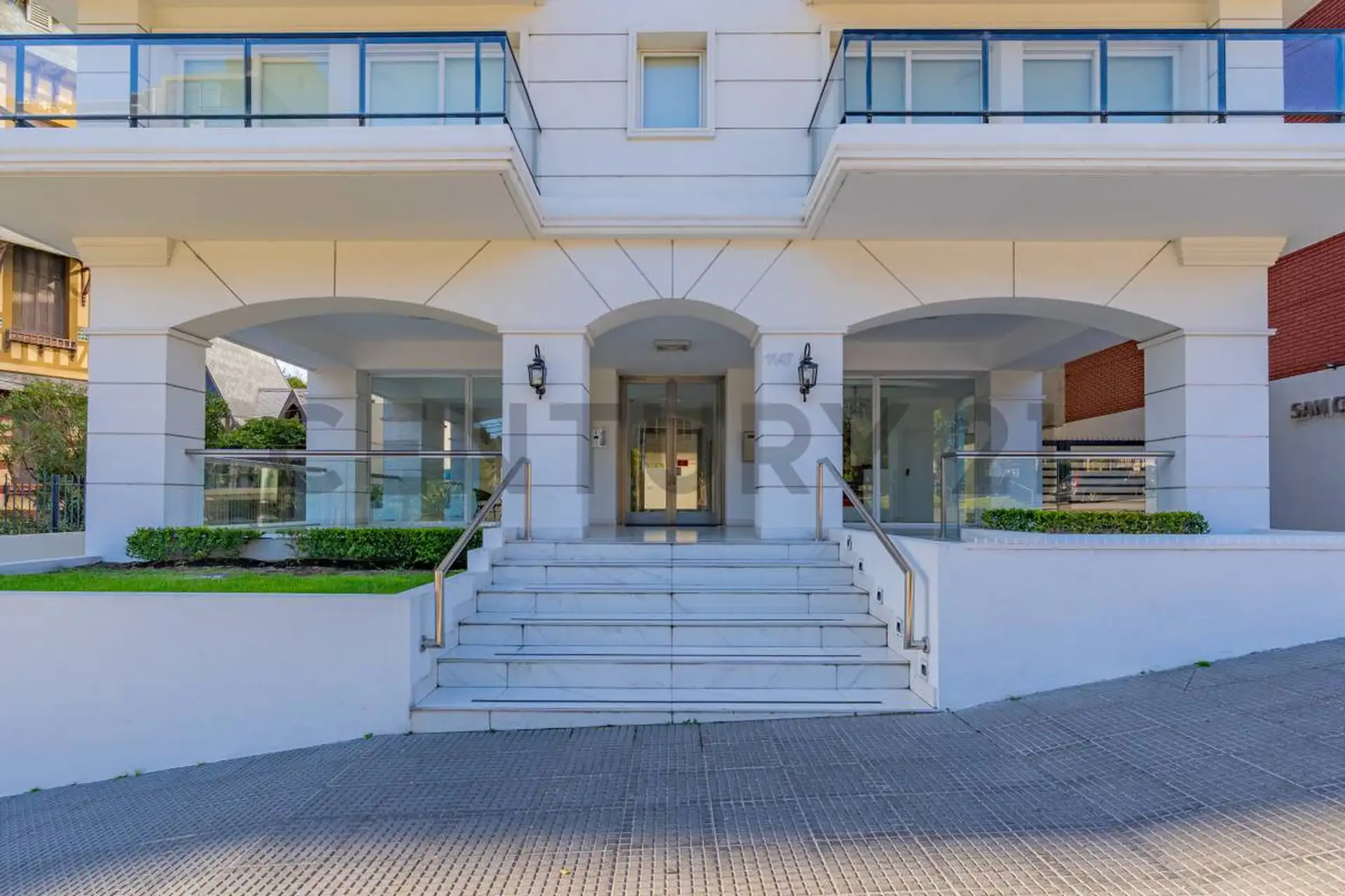 Venta departamento 3 ambientes con balcón al frente – Zona Plaza Colón