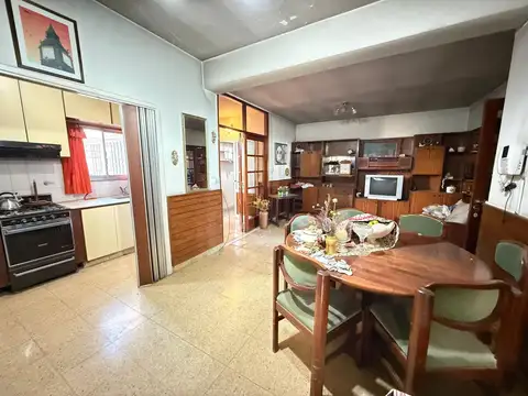 Casa 7 ambientes con 2 baños