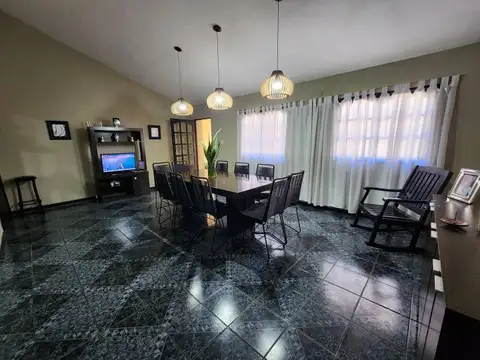 AMPLIA CASA AL FRENTE, DOBLE INGRESO. BARRIO MATHEU