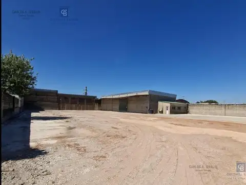 Gran terreno con Oficina y  Galpón con salida a dos calles, ideal para correalón