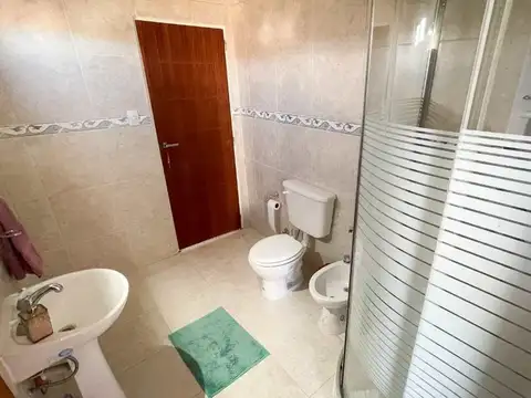 Casa 4 ambientes con 2 baños